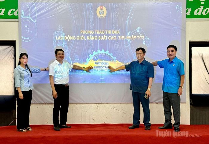 Các đại biểu tại Điểm cầu tỉnh Tuyên Quang phát động phong trào thi đua Lao động giỏi, năng suất cao, thu nhập tốt.