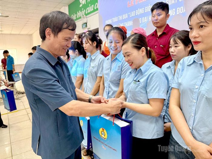 Đồng chí Triệu Tài Phong, Ủy viên BCH Đảng bộ tỉnh, Phó Chủ tịch Ủy ban MTTQ tỉnh, Chủ tịch Liên đoàn Lao động tỉnh trao quà cho công nhân lao động có thành tích xuất sắc trong phong trào thi đua “Lao động giỏi, lao động sáng tạo” 6 tháng đầu năm 2026.