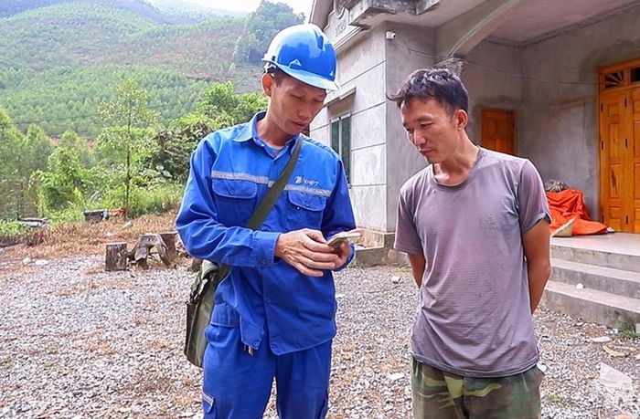 Hạ tầng viễn thông từng bước được đầu tư đồng bộ tại các địa bàn vùng cao, vùng khó khăn. Trong ảnh: Cán bộ VNPT Thái Nguyên hướng dẫn người dân xóm Na Sàng, xã Vô Tranh kết nối Internet không dây băng thông rộng.