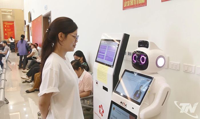 Người dân sử dụng Robot AI (lễ tân thông minh) để tìm hiểu thông tin.