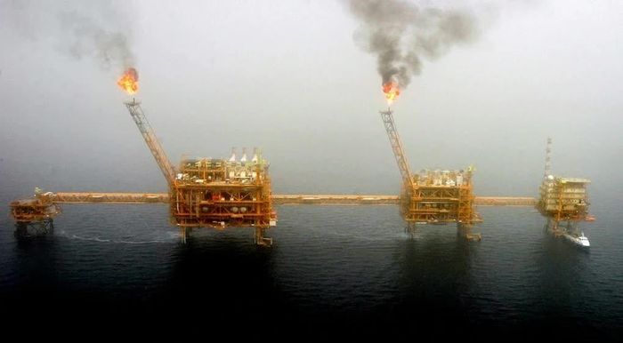 Cơ sở dầu khí ngoài khơi Iran (Ảnh: Reuters)