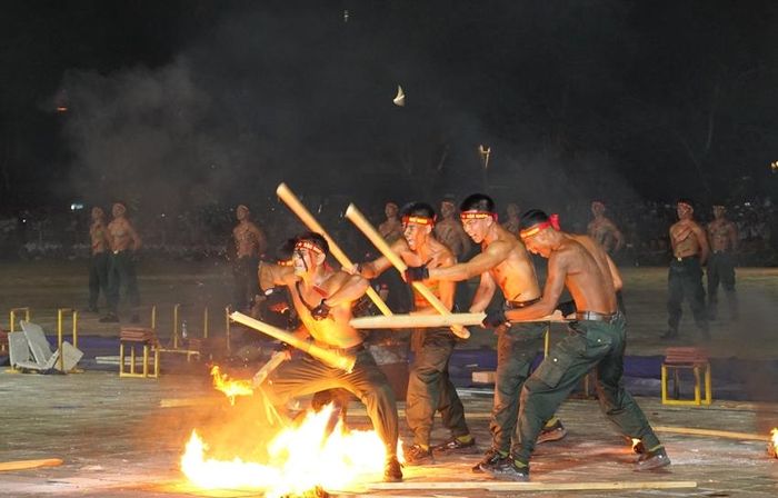 Màn biểu diễn khí công ấn tượng của cán bộ, chiến sĩ lực lượng Cảnh sát cơ động