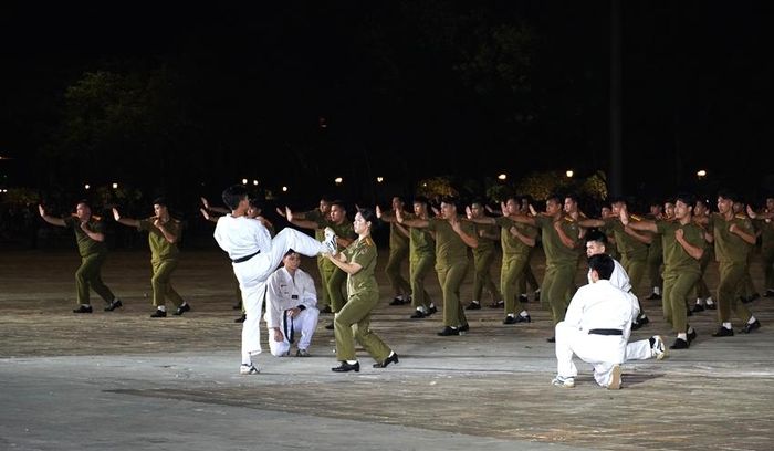Tiết mục biểu diễn của lưu học sinh nước bạn Lào đang học tập tại các học viện, trường Công an nhân dân