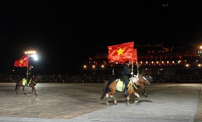 Đoàn Cảnh sát cơ động Kỵ binh diễu hành qua khu vực Ngọ Môn