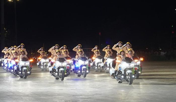 Đoàn xe mô tô hộ tống tiến vào lễ đài