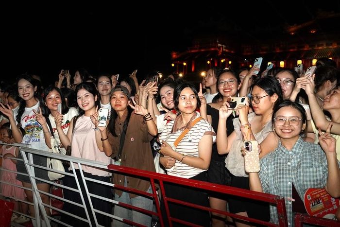 Chương trình thu hút đông đảo người dân và du khách đến xem và cổ vũ