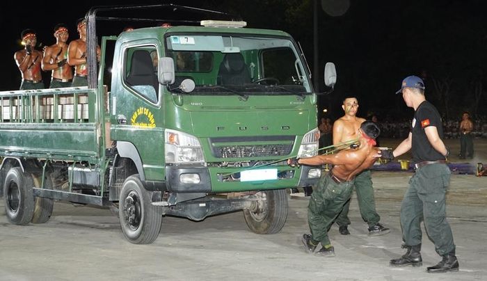 Tiết mục dùng răng kéo xe tải nhận được sự cổ vũ lớn từ khán giả