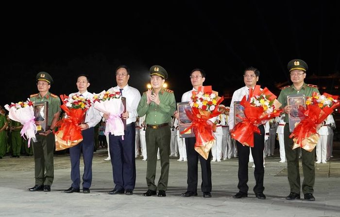 Lãnh đạo Bộ Công an tặng hoa, quà lưu niệm cho lãnh đạo TP. Huế
