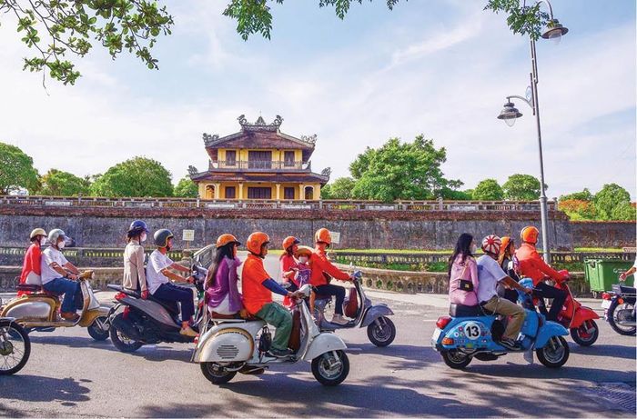 Tour xe máy cổ tham quan Huế 