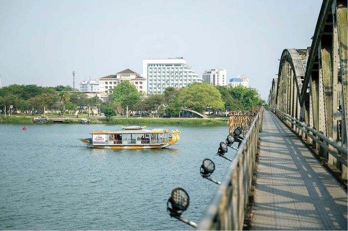  Một góc cầu Trường Tiền và sông Hương