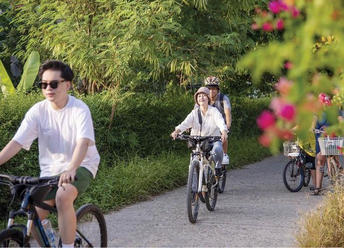 Du khách trải nghiệm làng Tiên Nộn bằng xe đạp 
