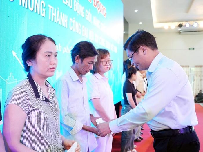 Đồng chí Nguyễn Chí Tài, Phó Bí thư Thành ủy, Chủ tịch Ủy ban MTTQ Việt Nam thành phố tặng quà cho người lao động tại chương trình