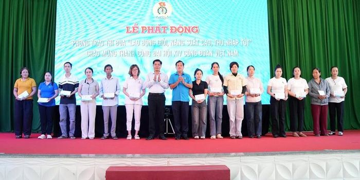Những món quà từ Đại hội XIV Công đoàn Việt Nam được trao tận tay đến người lao động có hoàn cảnh đặc biệt khó khăn