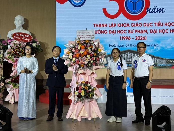 Các thế hệ sinh viên, học viên cao học chúc mừng kỷ niệm 30 năm thành lập khoa 