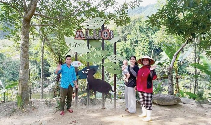 Anh Hồ Thượng Liu (trái) đón tiếp du khách đến tham quan, trải nghiệm tại suối A Lin