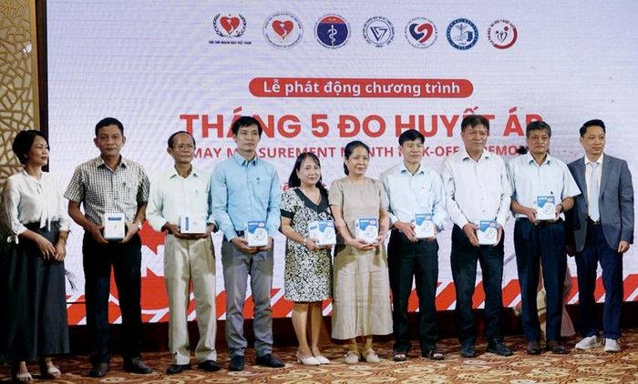 Trao tặng máy đo huyết áp cho các trạm y tế