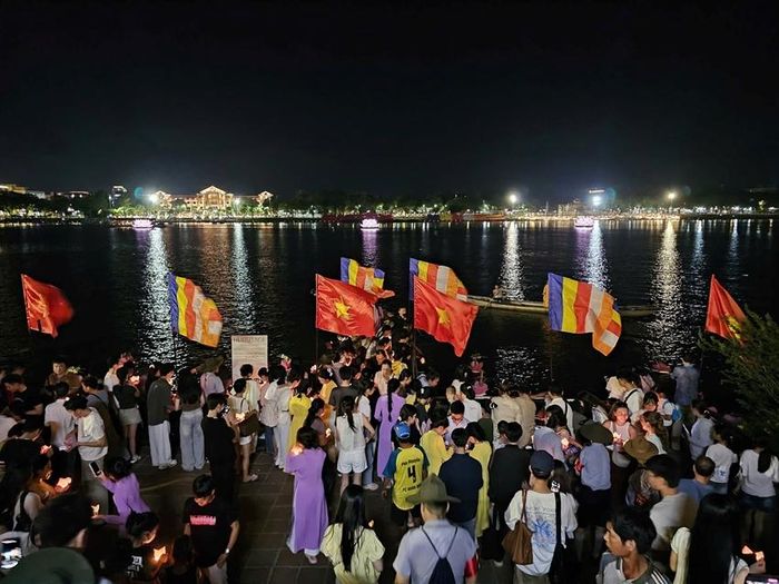  Dòng người hướng ra bờ sông Hương cùng thả hoa đăng