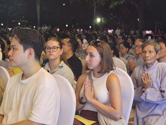  Du khách nước ngoài cũng tìm đến với lễ hội 