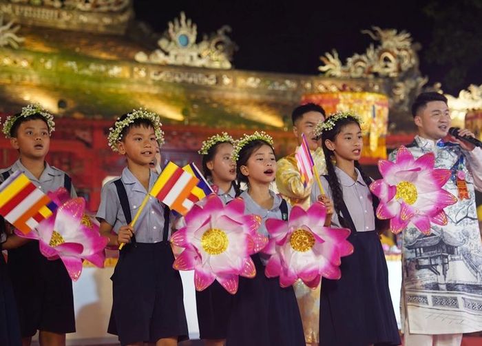  Các Phật tử thiếu nhi trình diễn văn nghệ