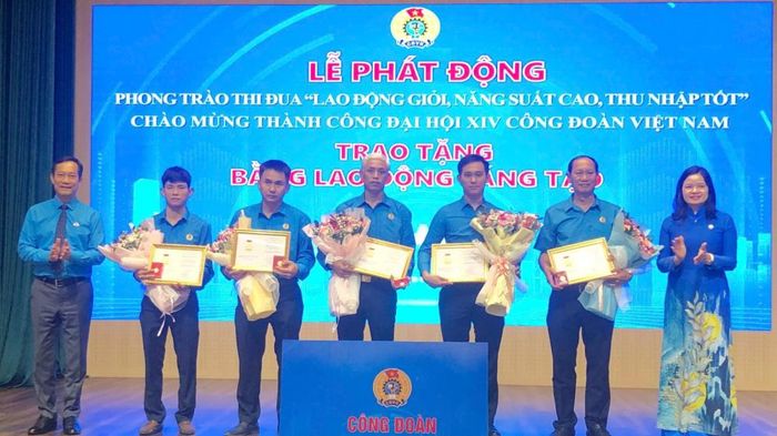 5 cá nhân tiêu biểu thuộc Tổng Công ty Thép Việt Nam - CTCP được Bằng Lao động sáng tạo đợt 2 năm 2025 của Tổng LĐLĐ Việt Nam. Ảnh Thùy Linh