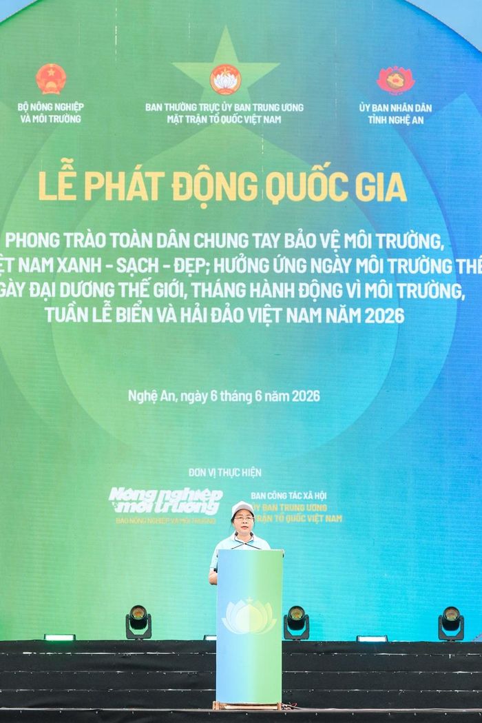 Chủ tịch Ủy ban Trung ương MTTQ Việt Nam Bùi Thị Minh Hoài phát động phong trào thi đua "Toàn dân chung tay bảo vệ môi trường, vì một Việt Nam xanh - sạch - đẹp" - Ảnh BTC