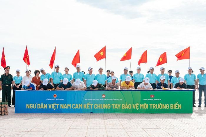 Các đồng chí lãnh đạo và đại biểu chứng kiến các ngư dân tiêu biểu ký cam kết Bảo vệ môi trường - Ảnh BTC