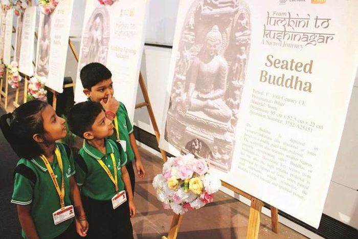 Các em học sinh tham quan triển lãm tại Bảo tàng Ấn Độ ở Kolkata