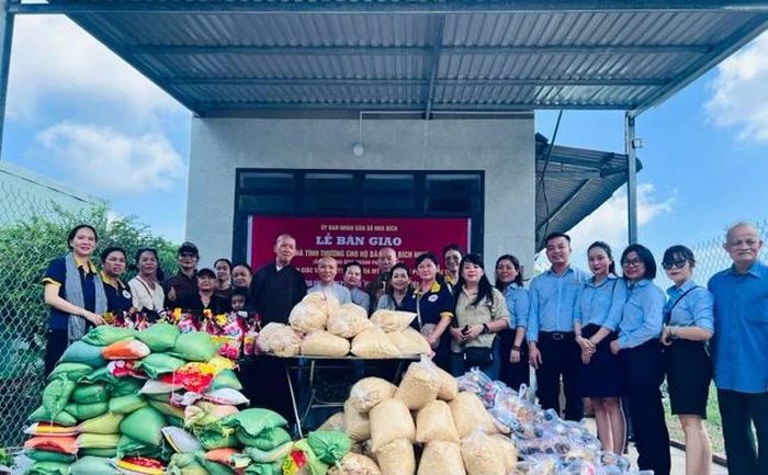 Đoàn cũng trao 100 phần quà đến người dân địa phương - Ảnh: M.G
