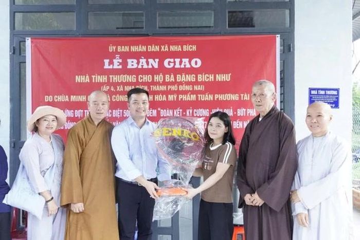 Đại diện các nhà hảo tâm, chính quyền địa phương trao quà đến gia đình