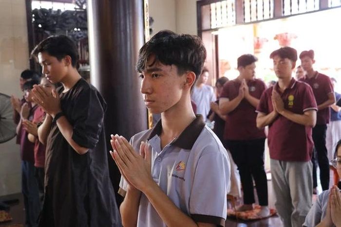 Học sinh cầu nguyện sức khỏe, bình an trước kỳ thi Trung học Phổ thông