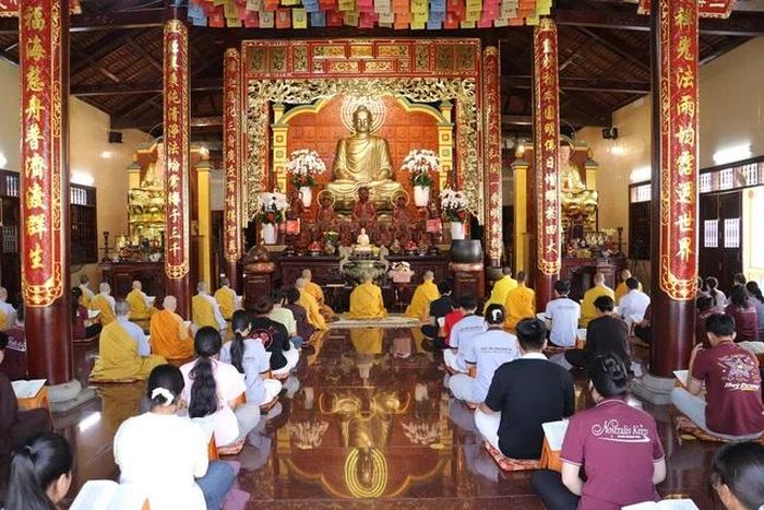 Học sinh về chùa tụng kinh trước kỳ thi quan trọng