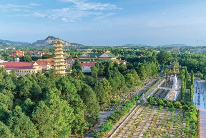 Vạn Phật Quang Đại Tòng Lâm được xây dựng với ý nguyện trở thành ngôi già-lam quy mô vào năm 1958 - Ảnh: Quảng Chuyên