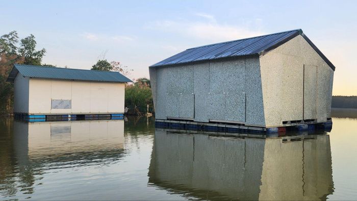 Những căn nhà được xây dựng từ rác tái chế tại bãi giữa sông Hồng.