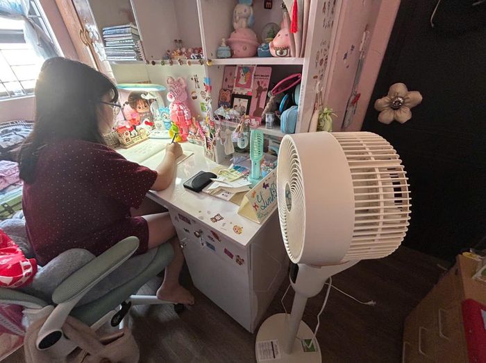Máy lạnh, điều hòa, thiết bị làm mát có thông minh hay đắt tiền đến đâu mà tấm lưới lọc bít bùng bụi bẩn thì quạt gió cũng bị cản lại, ép máy nén chạy liên tục ở tần số cao sinh ra ngốn điện.