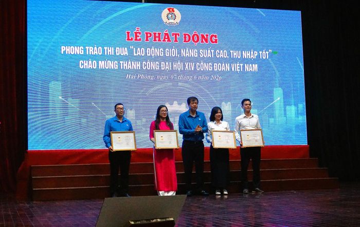Chủ tịch Công đoàn Xây dựng Việt Nam trao Bằng Lao động sáng tạo cho 4 cá nhân tiêu biểu.