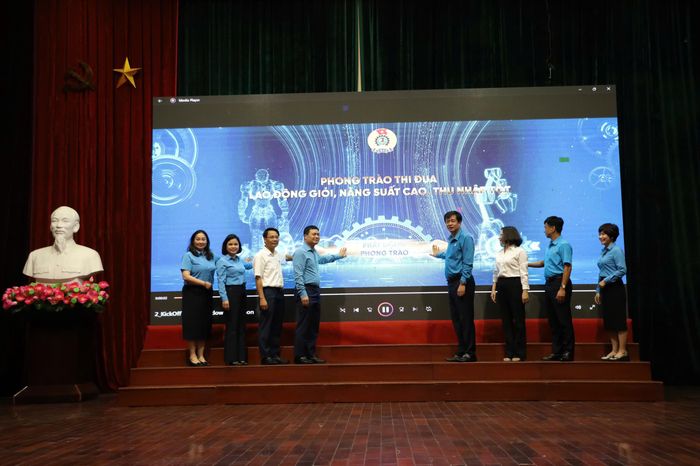 Đại diện Đảng ủy Bộ Xây dựng, Công đoàn Xây dựng VN thực hiện nghi thức phát động phong trào thi đua.
