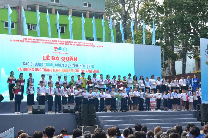 Ban tổ chức trao học bổng cho các em học sinh khó khăn tại lễ ra quân chương trình Tiếp sức mùa thi 2026.