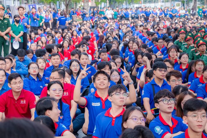 Hàng ngàn sinh viên háo hức tham gia chương trình Tiếp sức mùa thi 2026 tại TP.HCM.