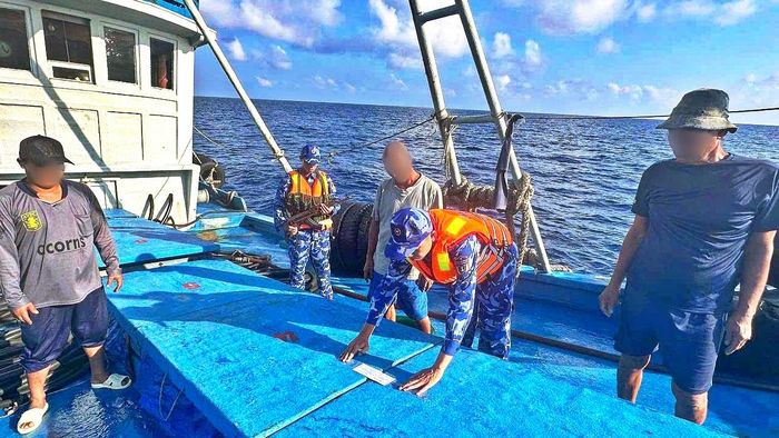Lực lượng chức năng Bộ Tư lệnh Vùng Cảnh sát biển 4 niêm phong hàng hóa trên tàu ĐT 93734 TS (Ảnh: Đức Thái).