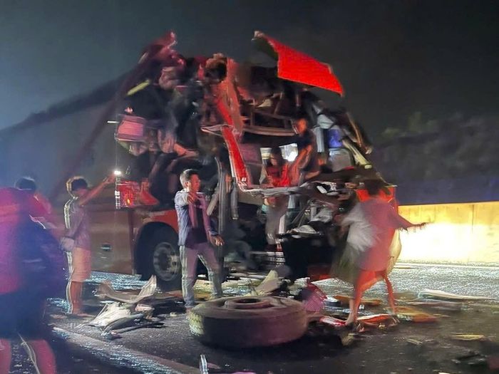 Hiện trường vụ tai nạn vào rạng sáng 7/6.