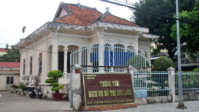 Tương tự, nhà cổ số 41 trên đường Hai Bà Trưng, hiện là trụ sở Trung tâm Dịch vụ đô thị Bạc Liêu. Công trình vẫn giữ được gần như nguyên vẹn những nét kiến trúc đặc trưng và vẻ đẹp cổ kính của một thời vang bóng.