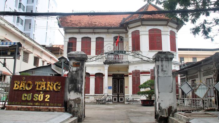 Cách đó vài căn nhà là nhà cổ số 25, trước đây thuộc sở hữu của ông Trần Khắc Nhượng, hiện được sử dụng làm Bảo tàng tỉnh Cà Mau (cơ sở 2). Dù vẫn giữ được kiến trúc kiểu Pháp đặc trưng, công trình cũng đã xuất hiện những dấu hiệu xuống cấp như tường nứt và rong rêu bám phủ bên ngoài.