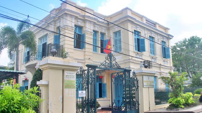 Bên cạnh những công trình đang xuống cấp, nhiều ngôi nhà cổ khác đang được bảo tồn khá nguyên vẹn và trở thành điểm đến hấp dẫn của du khách khi đến với vùng đất Bạc Liêu. Nổi bật nhất là tòa nhà Hội đồng Trạch (cụm nhà công tử Bạc Liêu) hay Nhà cổ số 15 trên đường Điện Biên Phủ. Công trình do ông Trần Trinh Trạch - thân sinh Công tử Bạc Liêu Trần Trinh Huy xây dựng theo kiến trúc Pháp với toàn bộ vật liệu được đưa từ Pháp sang.