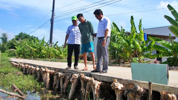Địa phương kịp thời gia cố tạm khu vực bị sạt lở.