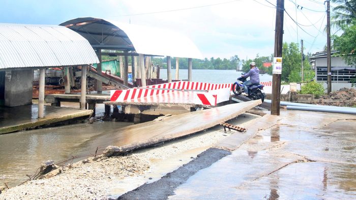 Việc đi lại của người dân tại đoạn đường bị sạt lở, sụt lún khá khó khăn, không đảm bảo an toàn.