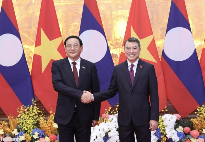 Thủ tướng Lê Minh Hưng bắt tay Thủ tướng Lào Sonexay Siphandone.