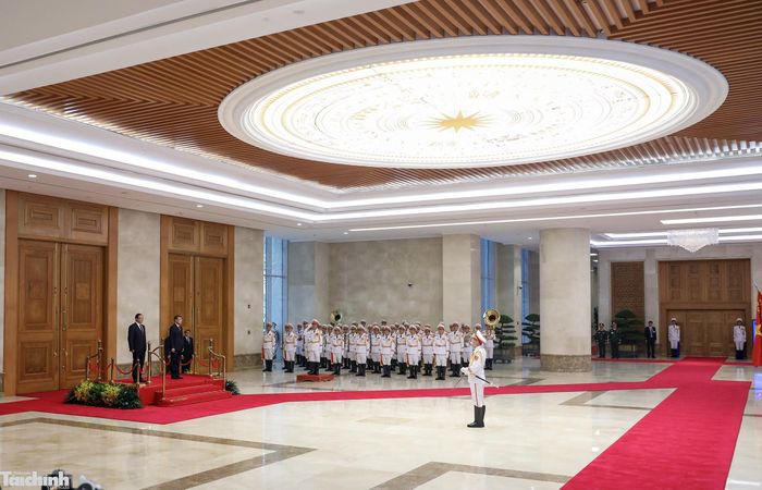 Thủ tướng Lê Minh Hưng và Thủ tướng Sonexay Siphandone tại lễ đón.