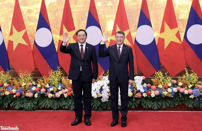 Hai nhà lãnh đạo vẫy chào đoàn đại biểu hai quốc gia trước khi tiến hành hội đàm.