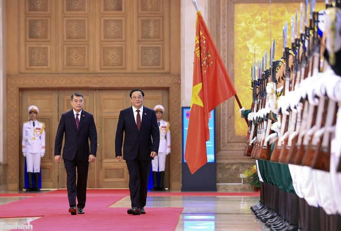 Thủ tướng Lê Minh Hưng và Thủ tướng nước Cộng hòa Dân chủ Nhân dân Lào Sonexay Siphandone duyệt Đội danh dự Quân đội nhân dân Việt Nam.