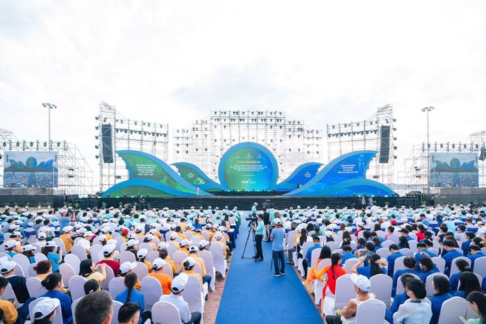 Đông đảo các tầng lớp Nhân dân tham dự lễ phát động